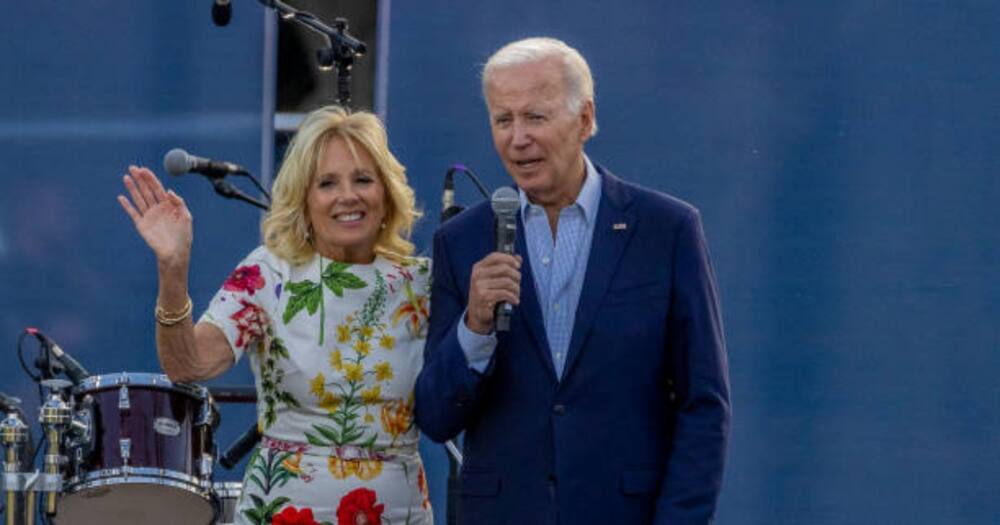 Mke wa rais wa Marekani Jill Biden na Rais Joe Biden wakikiri umati katika Ikulu ya Marekani Julai 04