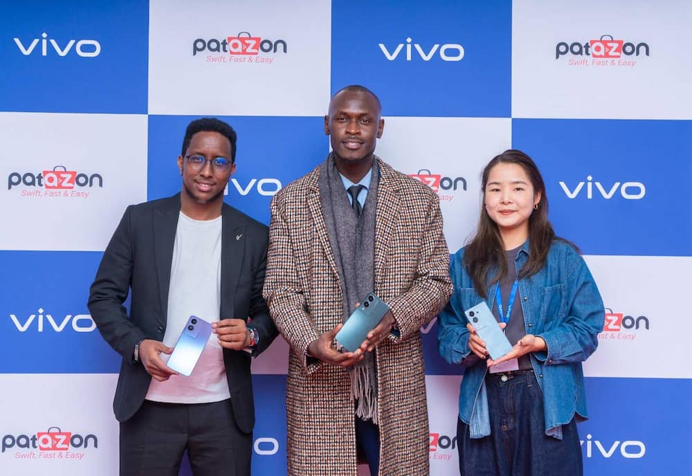First image from left Omar Mohammed Noor- Patazone CEO King Kaka- artist, Joey Chen Head of Vivo Marketing