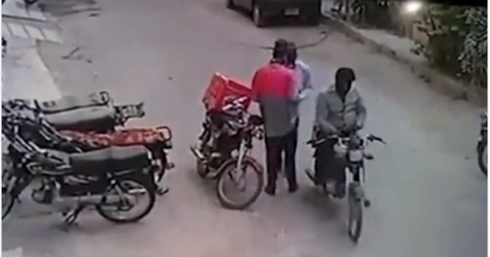 Robbers return valuables they stole from delivery man, console him instead