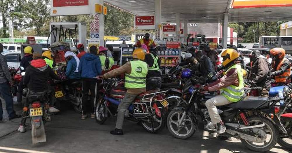 Motorists queue at shell petrol station.