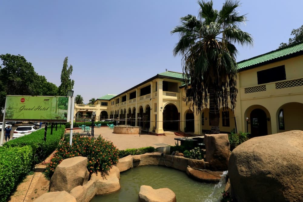 The hotel, which overlooks the Nile, boasts other famous visitors over the years, including anti-apartheid hero Nelson Mandela and US civil rights leader Malcolm X