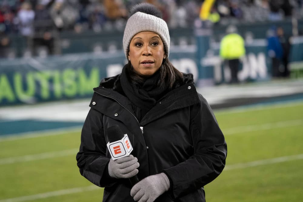 ESPN sideline reporter Lisa Salters on the sidelines during the first half of the National Football League game