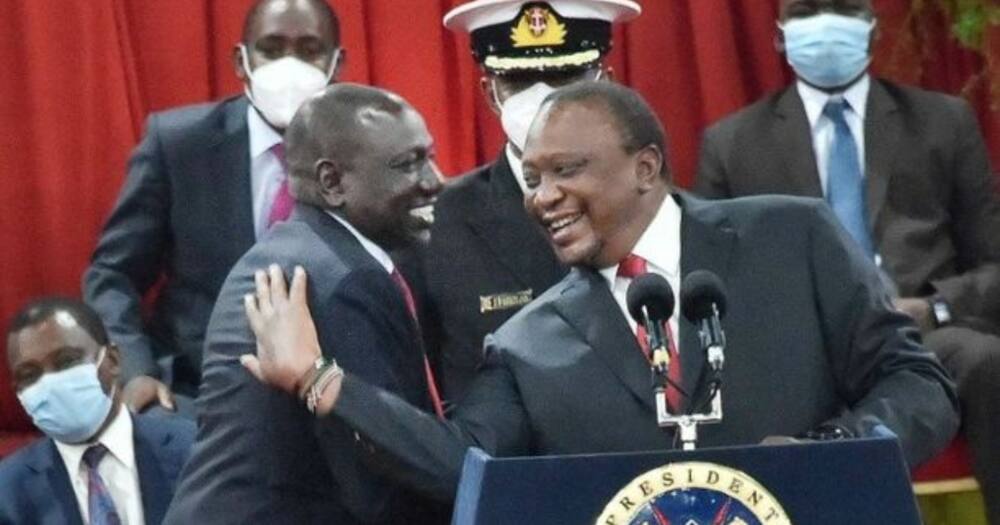 Tazama picha ya DP Ruto akimnyenyekea Rais Uhuru Kenyatta