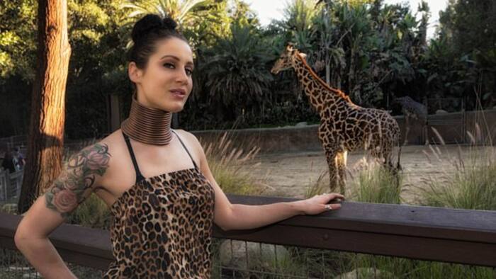 Giraffe Woman: People with long necks in the World