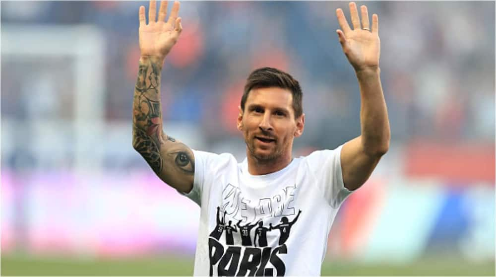 Lionel Messi waves to fans after his PSG arrival. Photo: Xavier Laine.