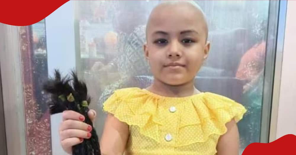 Una compasiva niña de 5 años dona su cabello natural a una mujer de 50 años que padece cáncer