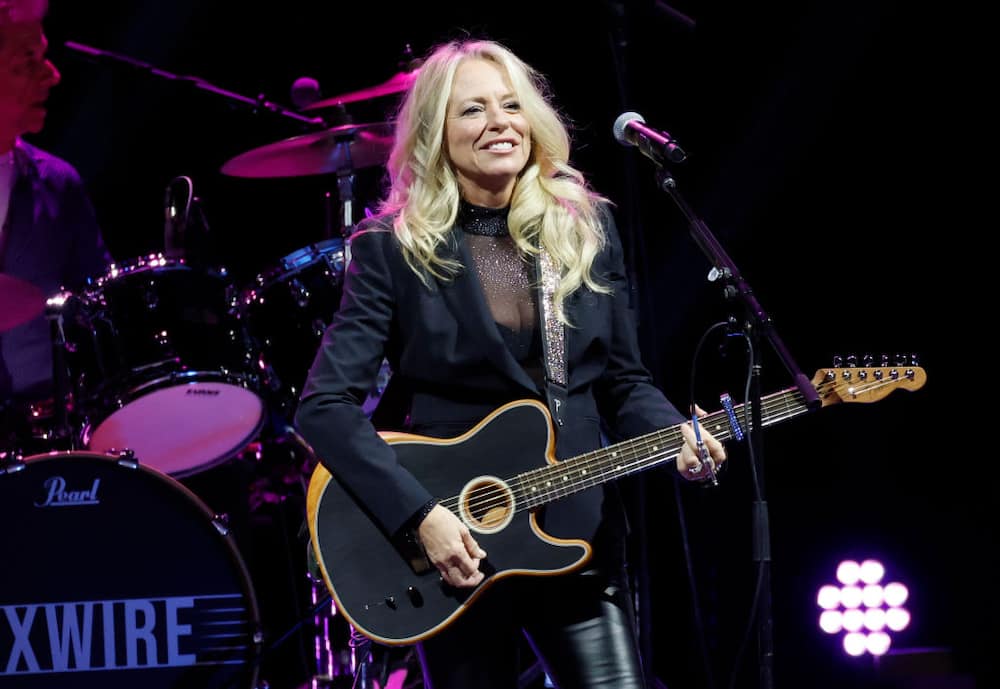 Female country music singer Deana Carter on stage