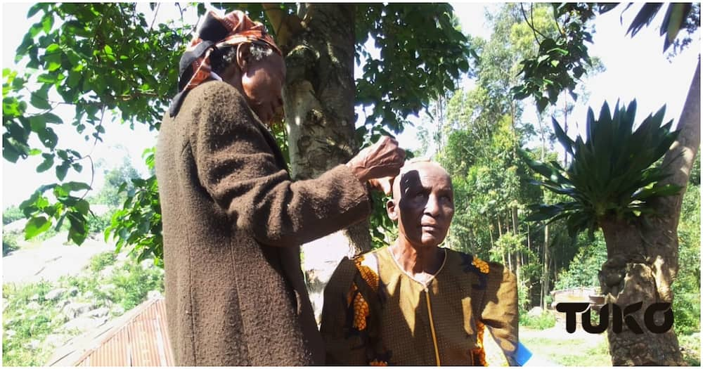 Shaving is done at the gravesite. Photo: Collins Mmbulika/TUKO.co.ke.