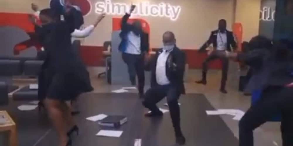 Haibo: Bank Employees Leave Net With Raised Eyebrows in Hilarious Dance Clip