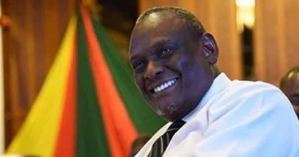 David Murathe Anyenyekea Wakati wa Kupiga Picha na Wanawe