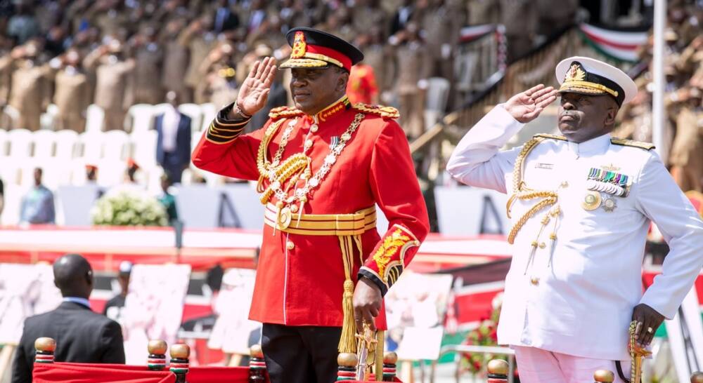 Uhuru apendeza akiwa amevalia sare ya kijeshi ya hafla kwenye sherehe ya 55 ya Jamhuri