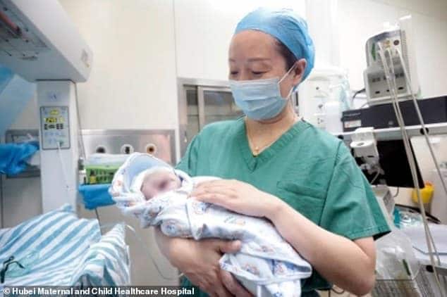 41-year-old Chinese woman gives birth to twin brothers 10 years apart