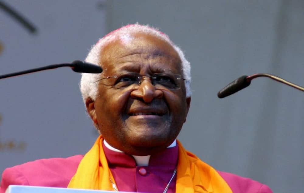 Desmond Tutu: Celebrated anti-apartheid icon admitted to hospital