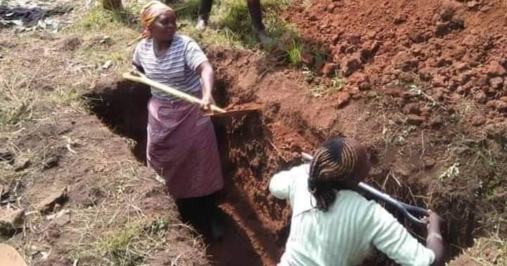Nyandarua women digging a grave. Photo: K24 digital.