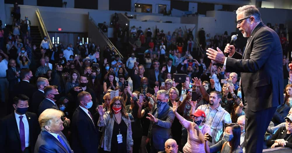 Donald Trump attends church service, puts handful of cash in donation basket