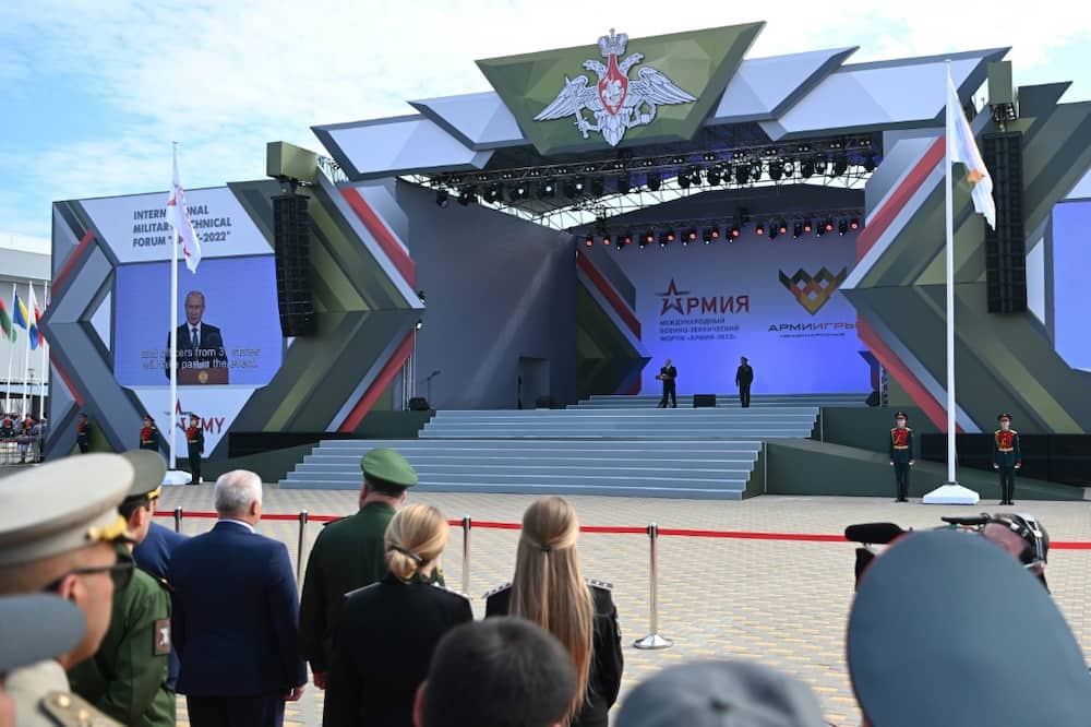 Russian President Vladimir Putin (С) vaunts Russian weapons to foreign partners at the  opening of a military forum