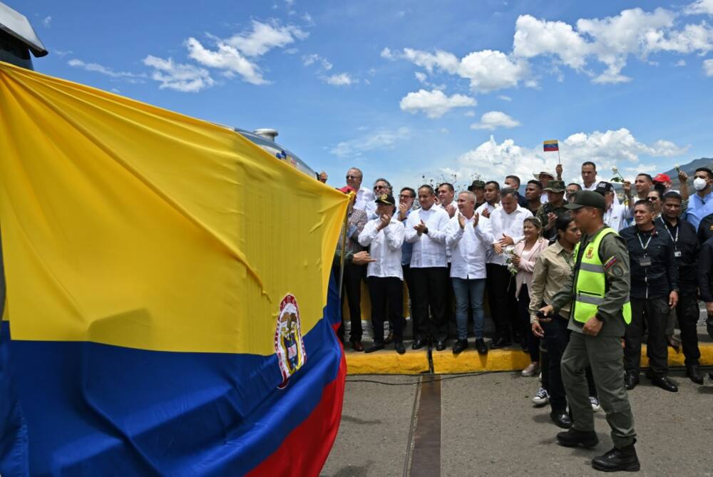 Colombia President Gustavo Petro (left), Venezuelan transport minister Ramon Velasquez (2nd left) and Tachira state governor Freddy Bernal (4th left) attend the ceremony to reopen the border between Colombia and Venezuela