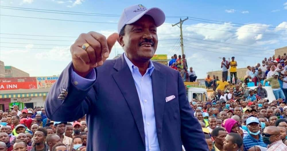 Kalonzo Aendelea Kuchanganya akili za Wakenya, Awasilisha Saini kwa IEBC Kuwania Urais