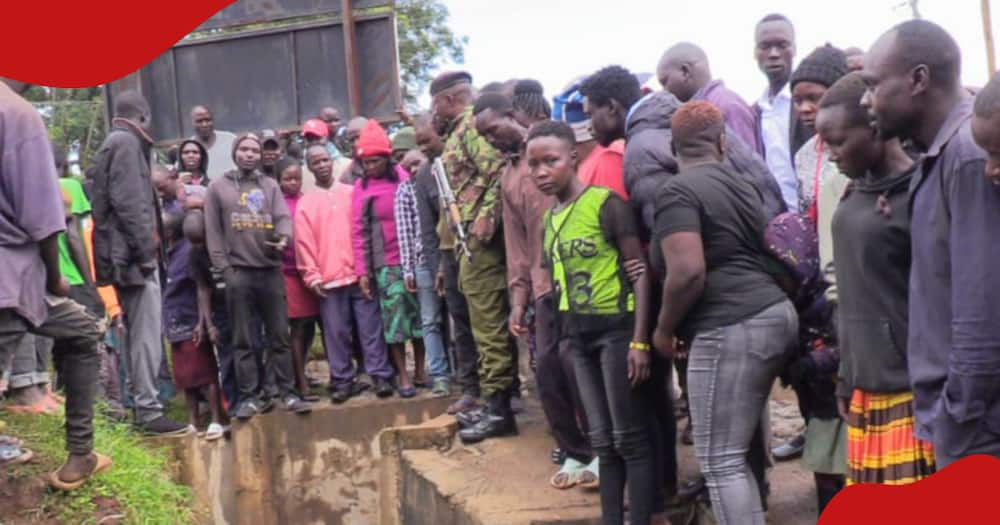 Makutano residents looking at the body of an elderly man who drowned.