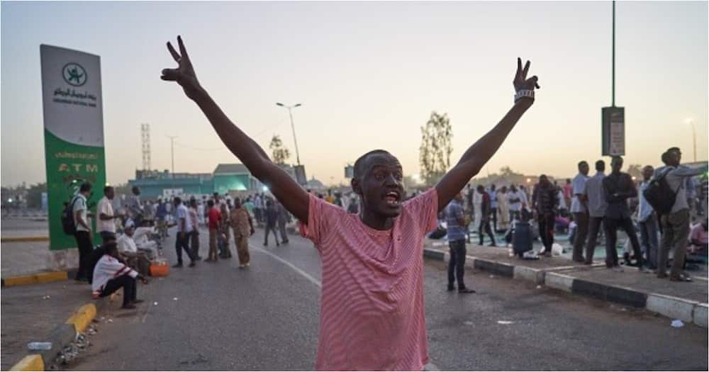 Sudan uprising: Fresh chaos erupt as military moves to eject protestors from Khartoum