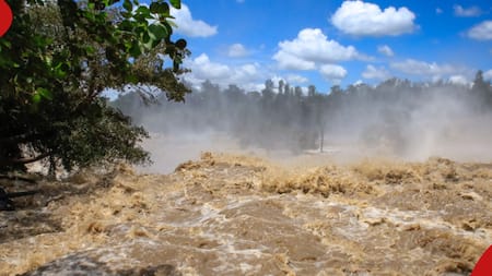 Video: Kirinyaga Man Trying to Cross Swollen River Fights for Dear Life as Floods Overwhelm Him