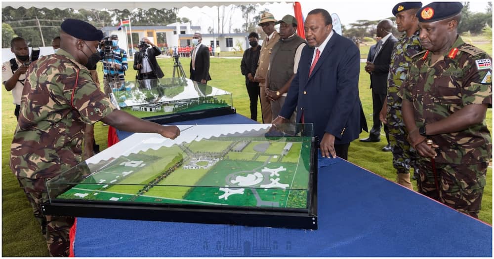 Uhuru Kenyatta and commissioned service commanders