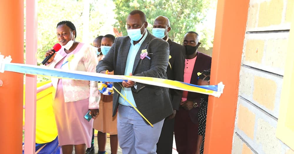 EPRA boss Daniel Kiptoo Bargoria lead the authority in the unveiling of a modern classroom at St. Mary’s Girl’s Secondary School Nakuru county. Photo: EPRA.