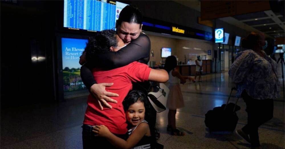 Emotional Reunion as Mom Meets Daughter 6 Years After Leaving Her as a Toddler