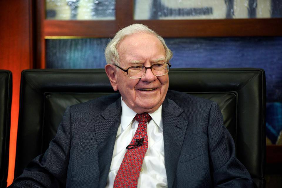 89-year-old billionaire Warren Buffett finally ditches old flip phone for new iPhone
