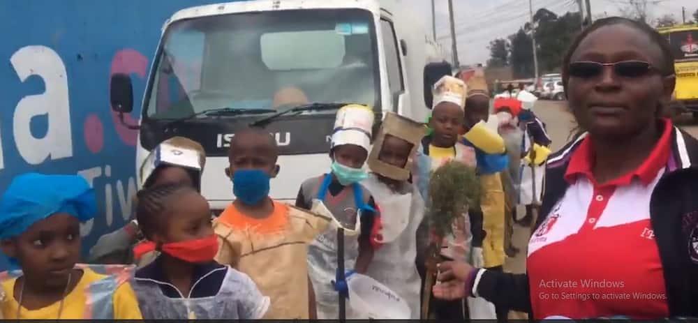 Grade 3 pupils step out to clean Kariobangi Market and its just lovely