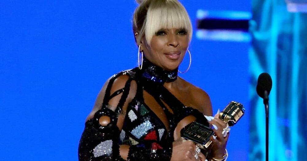 Mary J. Blige Receives Icon Award at Billboard Music Awards