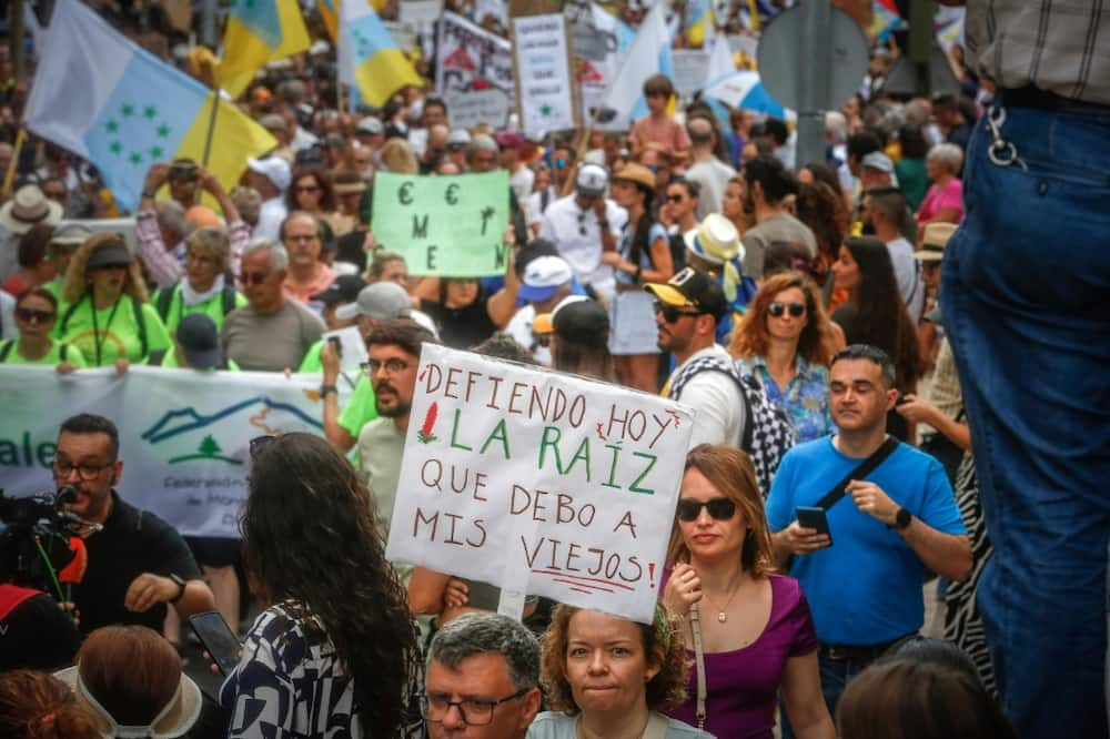 Zehntausende Demonstranten marschierten im April über die spanischen Kanarischen Inseln, um eine Änderung des Massentourismusmodells zu fordern, das ihrer Meinung nach den atlantischen Archipel überwältigt.