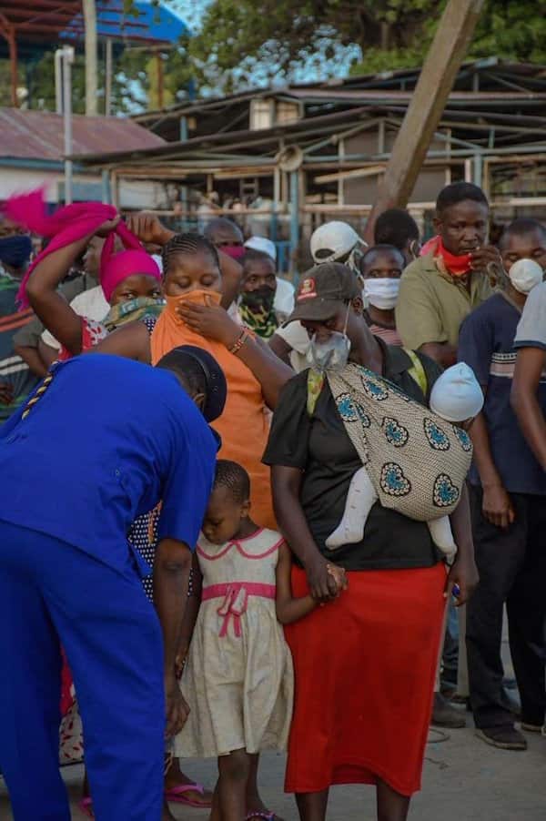 Mombasa police boss offers face mask to child, mother using plastic container for protection