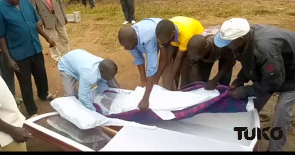 The burial of elderly woman stopped over clan traditions.