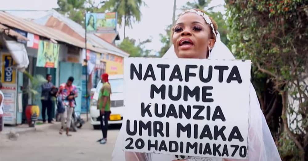 ''J'ai de l'argent'': une dame désespérée en robe de mariée cherche un mari dans la rue-(vidéo)