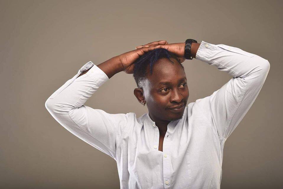 Mwimbaji nyota aliyevuma Eric Wainaina atunga wimbo wa kumkejeli Sonko na Jubilee