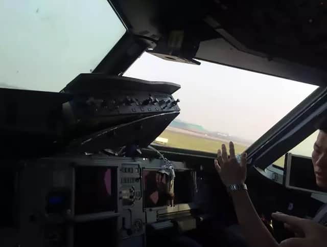 Boeing 737 descends 10k feet in 3 minutes during emergency landing after windscreen cracks
