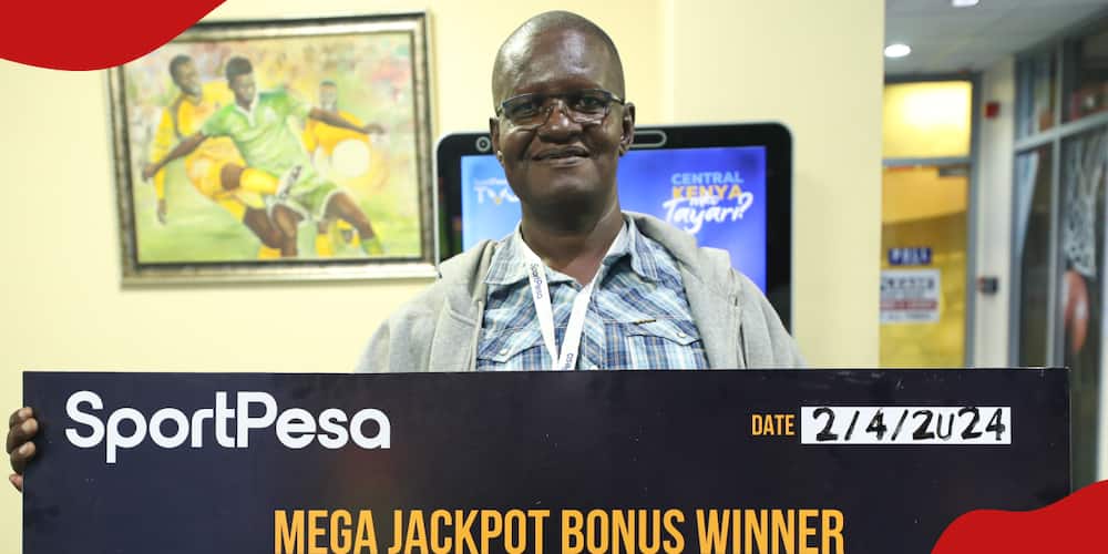 George Ochieng holds the SportPesa dummy cheque.