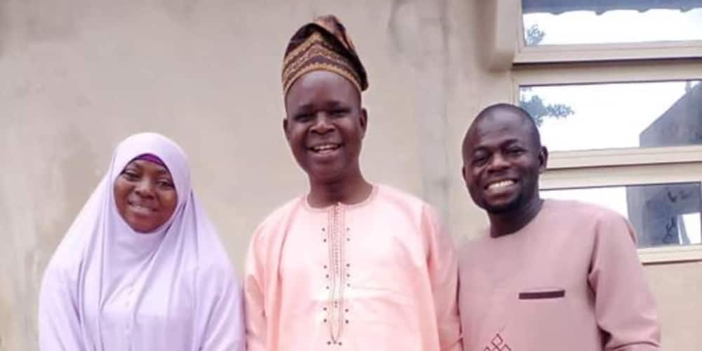 The couple visited their secondary school teacher. Photo: @Oseni Ibrahim Ola.