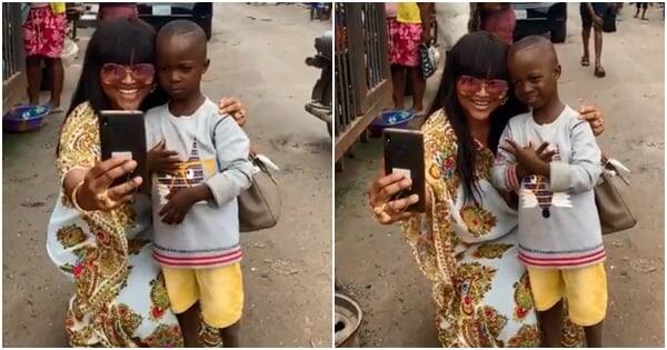 Mercy Aigbe indulges young fan who wanted a photo with her (video)