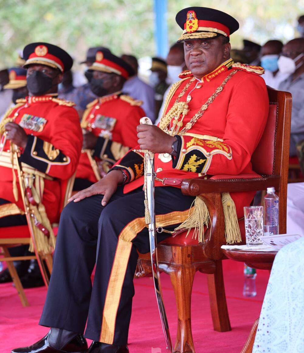 Picha Kali za Rais Uhuru Akiwa Amevalia Kama Commander-In-Chief