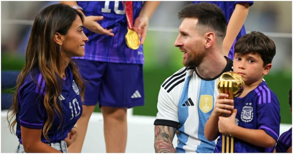 Lionel Messi akiwa na mkewe Antonella Roccuzzo mke na watoto baada ya mechi ya Fainali kati ya Argentina na Ufaransa kwenye Uwanja wa Lusail mnamo Desemba 18, 2022. Picha na Stefan Matzke