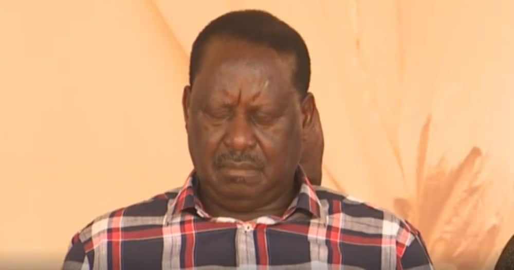 Raila anaswa akisinzia wakati wa uzinduzi wa mradi wa Huduma Namba