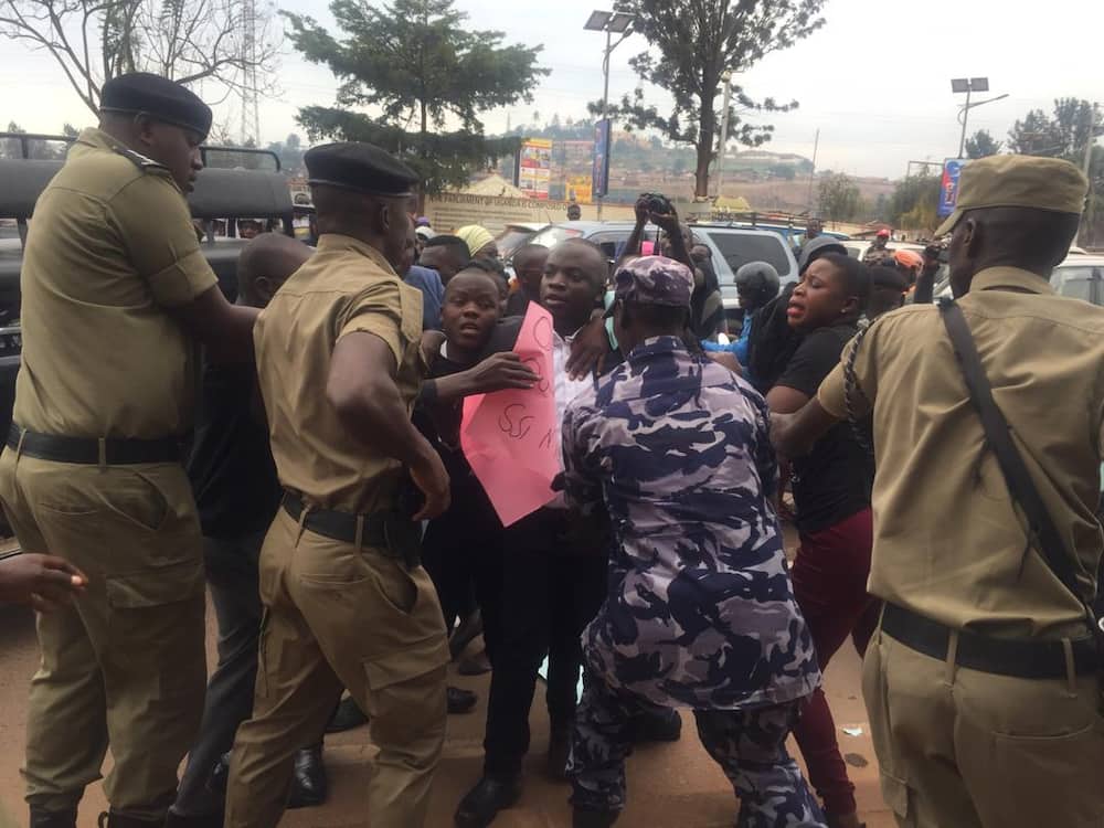 Wanahabari kadhaa wazuiliwa baada ya maandamano yao kutibuliwa na polisi Uganda