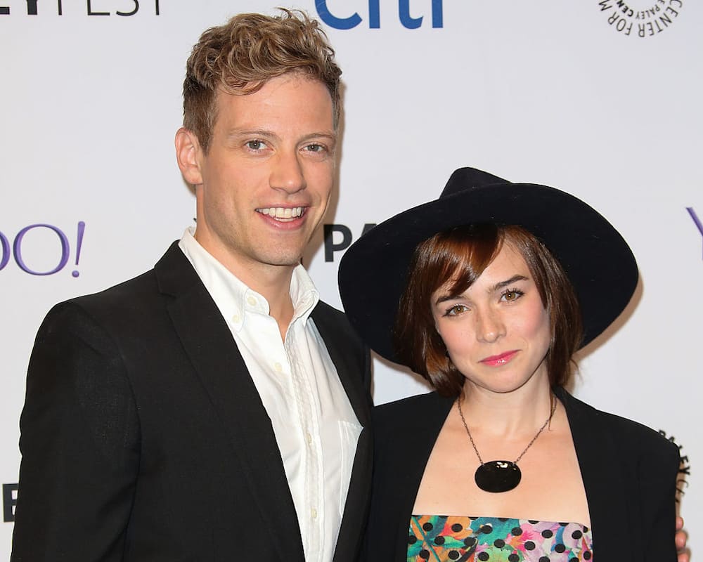 Are Renée Felice Smith and Barrett Foa married?