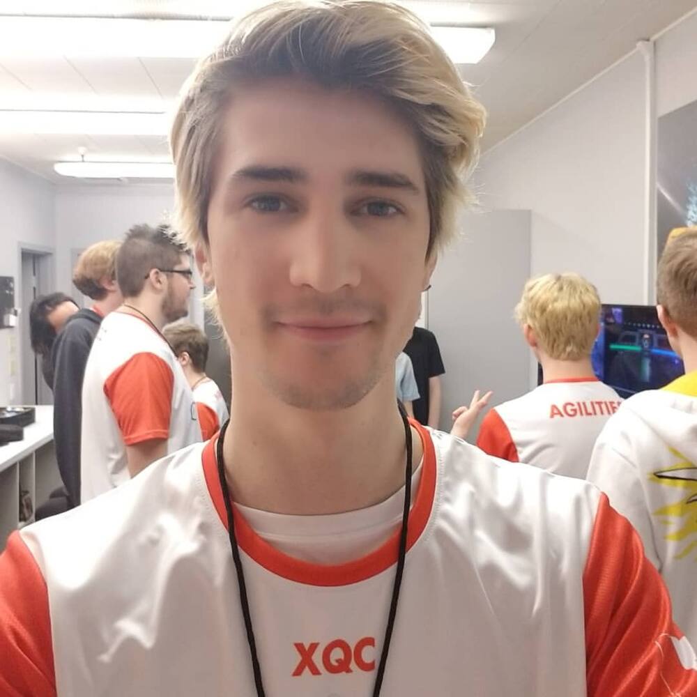 xQc bio: girlfriend, house, ban, brother, controversies, disability 