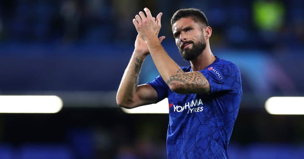 Giroud applauds fans while in action for Chelsea. Photo: Getty Images.