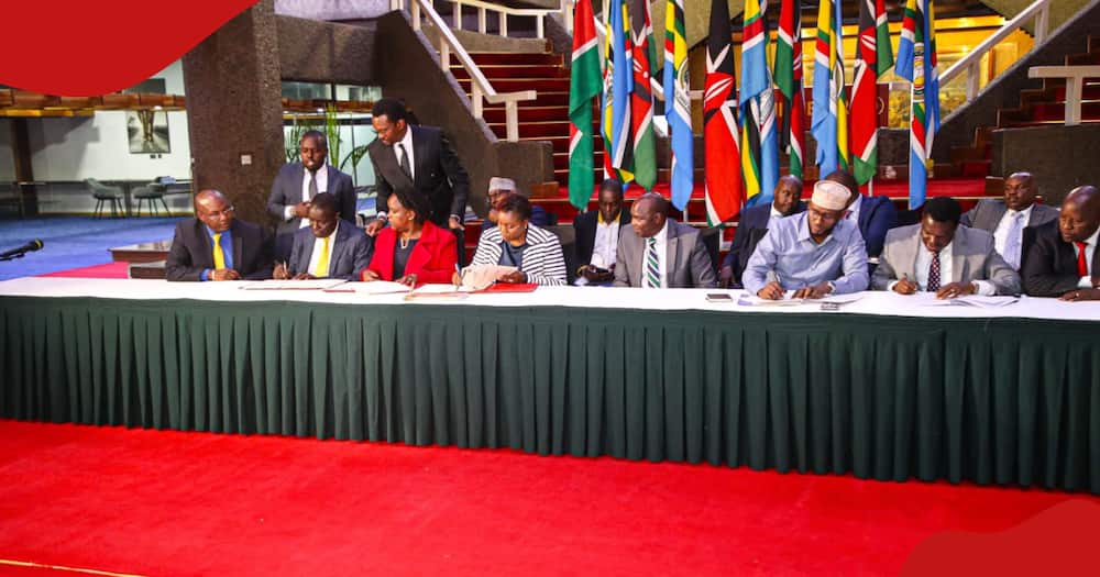 Government officials, and governors signing the return-to-work formula for striking doctors.