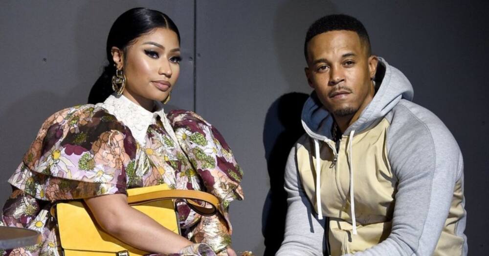 Nicki Minaj announces pregnany online with stunning baby bump photos: "Preggers"