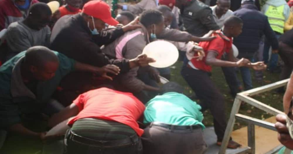 The residents scrambled for food with some eating directly from Sufurias and hotpots. Photo: Nelson Omolo.